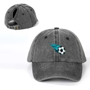 Stilvolle Damen Baseballkappe mit Pferdeschwanz Loch und Fußball Print für Outdoor.