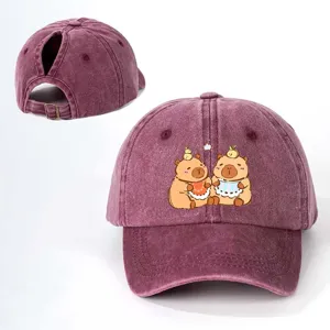 Vintage gewaschene lila Zopf Baseballkappe mit süßem Capybara Cartoon Druck, verstellbar.