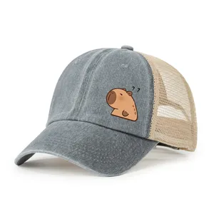 Graue und beigefarbene Mesh-Trucker-Cap mit niedlichem Capybara-Print, verstellbare Mütze.