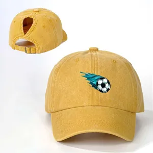 Verwaschene gelbe Pferdeschwanz-Baseballkappe mit cooler Fußball-Flammen-Grafik, verstellbar.