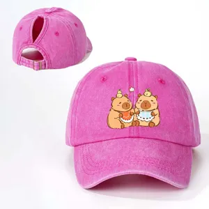 Rosa gewaschene Baumwoll-Baseballkappe mit Zopfloch und süßem Capybara-Print für Damen.