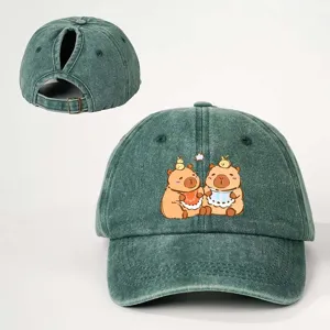 Grüne gewaschene Pferdeschwanz-Baseballkappe mit süßem Capybara-Print, verstellbar.