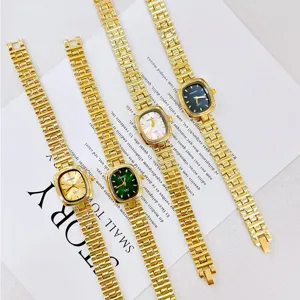 Detailansicht der KOUSHI Damen Vintage Quadrat Quarz Uhr mit Metallgliederarmband, mehrfarbig.