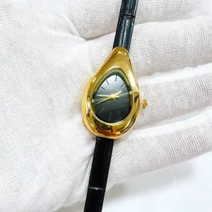 Detailansicht der eleganten DUKE NICLE Damen Wassertropfen Form Lederuhr mit vergoldetem Gehäuse.