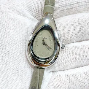 Stilvolle Duke Nicole Damenuhr mit Wassertropfen-Gehäuse und grauem Lederarmband.