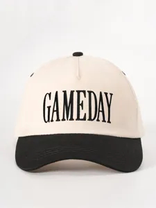 Vista detallada de gorra de béisbol bicolor con texto bordado y visera curva.