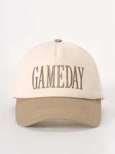 Gorra de béisbol en bloques de color con letras gameday bordadas, sombrero exterior ajustable.
