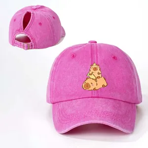Rosa gewaschene Zopf-Baseballcap mit süßem Capybara- und Karotten-Druck, verstellbar.