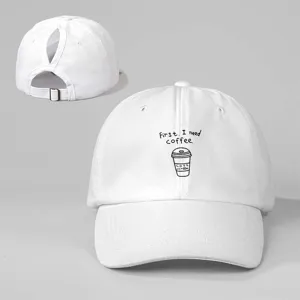 Weißes Ponytail Baseball Cap Detail, Kaffeetasse Print Design, verstellbarer Riemen outdoor.