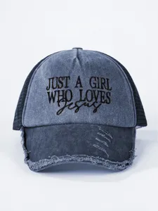 Gros plan sur la casquette trucker en denim vieilli avec slogan brodé et dos en maille.