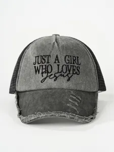 Casquette trucker grise effet usé avec slogan Jésus brodé, filet respirant, réglable.