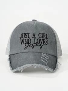 Gros plan de la casquette de baseball en filet grise usée avec broderie noire détaillée.
