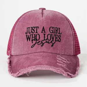 Casquette trucker délavée vintage avec broderie élégante, résille respirante et coupe.