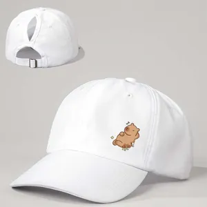 Süße Wasserschwein Cap in Weiß, Baseballmütze mit Pferdeschwanzöffnung für Freizeit und Outdoor.