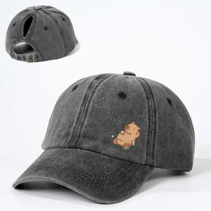 Nahaufnahme der gewaschenen schwarzen Zopf-Baseballkappe mit süßem Print und Riemen.