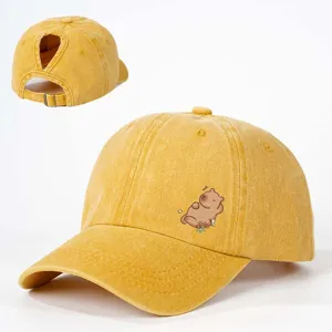Gelbe verwaschene Denim-Baseballkappe mit Pferdeschwanzloch und Capybara-Print, verstellbar.