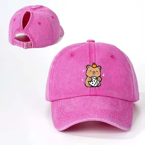 Rosa gewaschene Zopf-Baseballkappe mit süßem Capybara-Druck und verstellbarem Riemen.