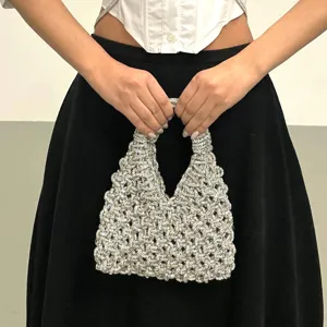 Détail de sac à main hobo tissé en strass étincelant, accessoire de soirée élégant.