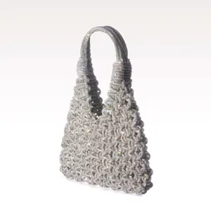 Détail sac à main hobo en résille de cristal, strass scintillants, design de sac de soirée argenté.