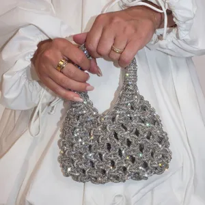 Joli sac à main hobo en strass résille, détail de design en cristal étincelant.