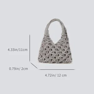 Vue détaillée des dimensions du sac hobo en résille strass argentée, pochette de soirée.
