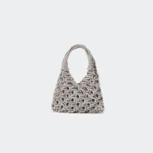 Gros plan détail du sac à main hobo tissé en strass étincelant texture et poignée.