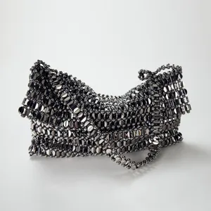 Élégant sac de soirée ajouré en perles métalliques foncées pour fêtes et banquets.