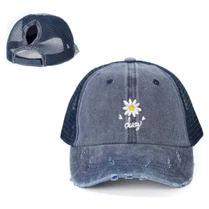 Gewassen denim honkbalpet met paardenstaartgat, madeliefje borduurwerk en mesh achterkant.