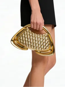 Dettaglio pochette da sera rigida metallica dorata squisita, design geometrico a griglia unico.
