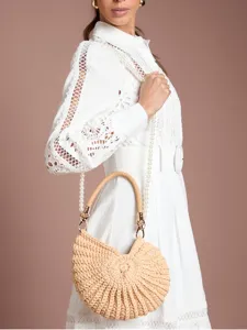 Gros plan détaillé d'un sac à main élégant en crochet beige en forme de conque avec perles.