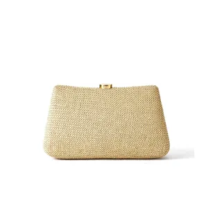 Élégante pochette de soirée en paille tissée pour femmes, sac à main chic avec fermoir métal.