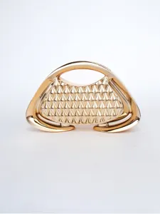 Clutch da sera rigida metallica con una forma trapezoidale unica e trama a griglia dorata.