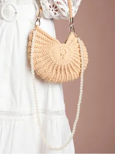 Sac à main tissé en coquillage au crochet fait à la main d'été avec élégante bandoulière en perles.