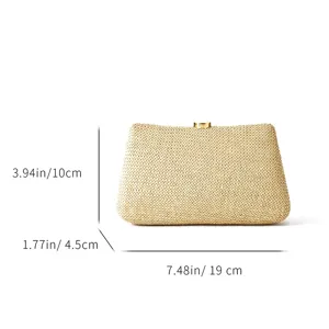 Vue détaillée de la pochette en paille tressée dorée avec fermoir en métal et dimensions.