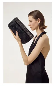 Elegant sac pochette noir embelli de strass brillants pour soiree de fete et evenement.