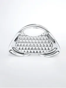 Primo piano dei dettagli della pochette rigida metallica con un design trapezoidale elegante.