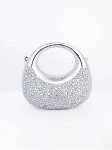 Détail de sac de soirée lune strass argenté, pochette métal cristal étincelante.