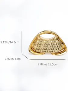 Borsa da sera rigida dorata metallica con design a piramide e dimensioni dettagliate.