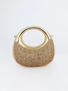 Vue de détail du mini sac de soirée croissant en strass avec une poignée en métal.