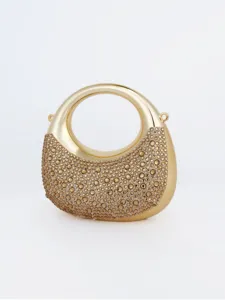 Vue rapprochée du sac de soirée croissant strass étincelant, avec une poignée dorée élégante.