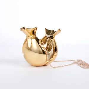 Sac de soirée pochette monnaie dorée métallique avec chaîne élégante pour fête et banquet.