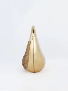 Sac de soirée métallique doré avec des strass scintillants, mini pochette élégante de fête.