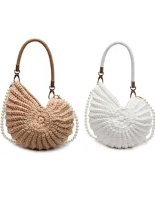 Sac à main en crochet nautile fait main avec chaîne de perles et poignée tressée.