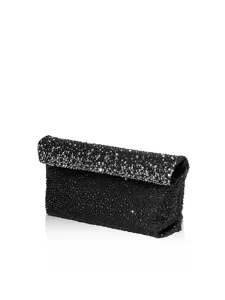Gros plan détaillé de la pochette de soirée noire scintillante incrustée de strass.
