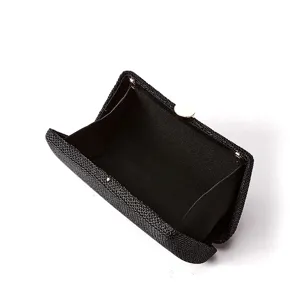 Pochette de soirée noire avec fermoir métallique, élégante et stylée pour les fêtes de femmes.