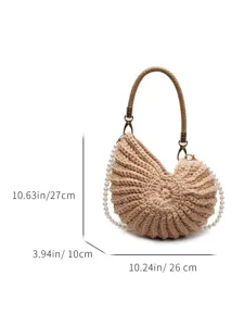 Vue détaillée du sac coquillage en crochet fait main, texture tissée et lanière de perles.