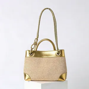 Détails du sac à main en paille tressée d'été avec bordure dorée et lanière.