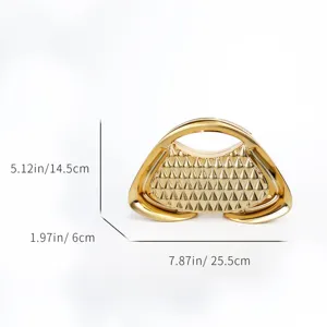 Borsa da sera rigida trapezoidale metallica dorata con trama a griglia geometrica.