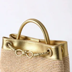 Gros plan détail du sac à paille d'été avec bordure et poignée en cuir doré métallisé chic.