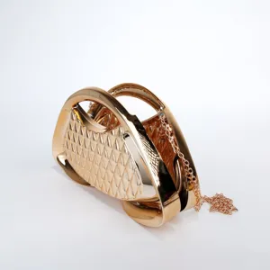 Borsa da sera rigida metallizzata dorata con trama a griglia geometrica e catena elegante.